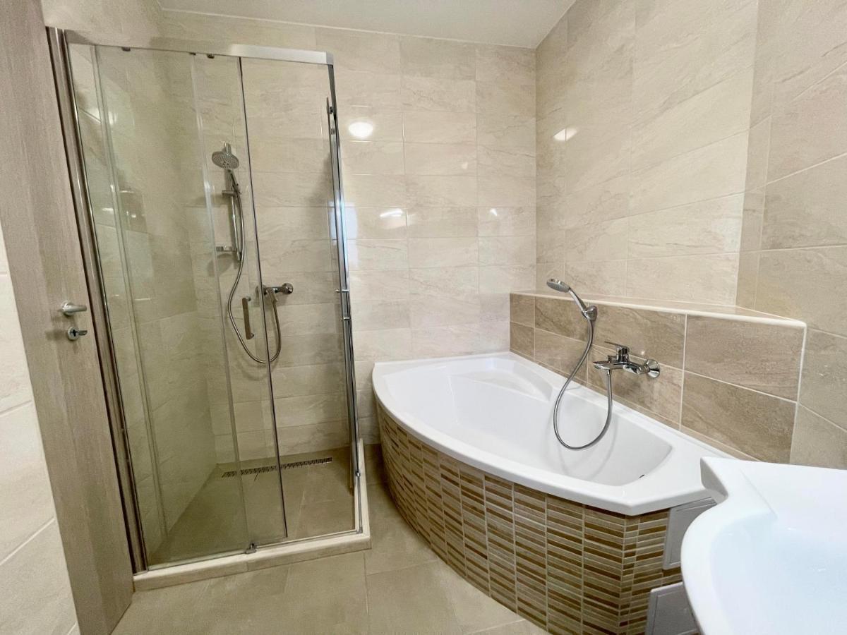 Lara Lux Apartment Hajdúszoboszló Buitenkant foto